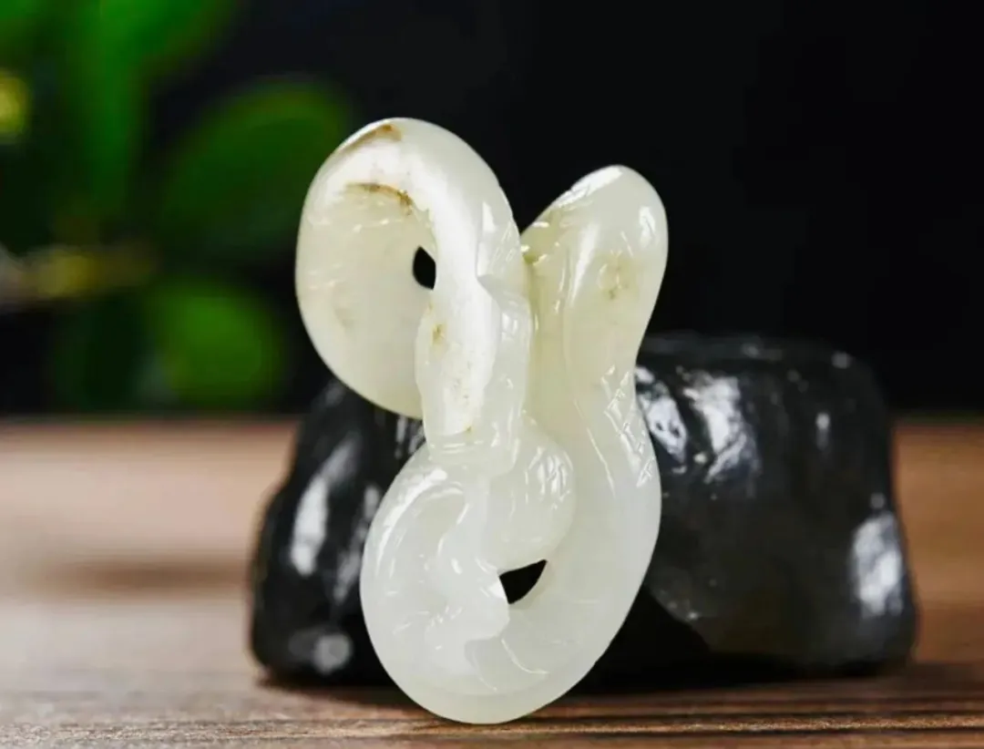 灵蛇行天下！蛇在和田玉雕件里的十种寓意！